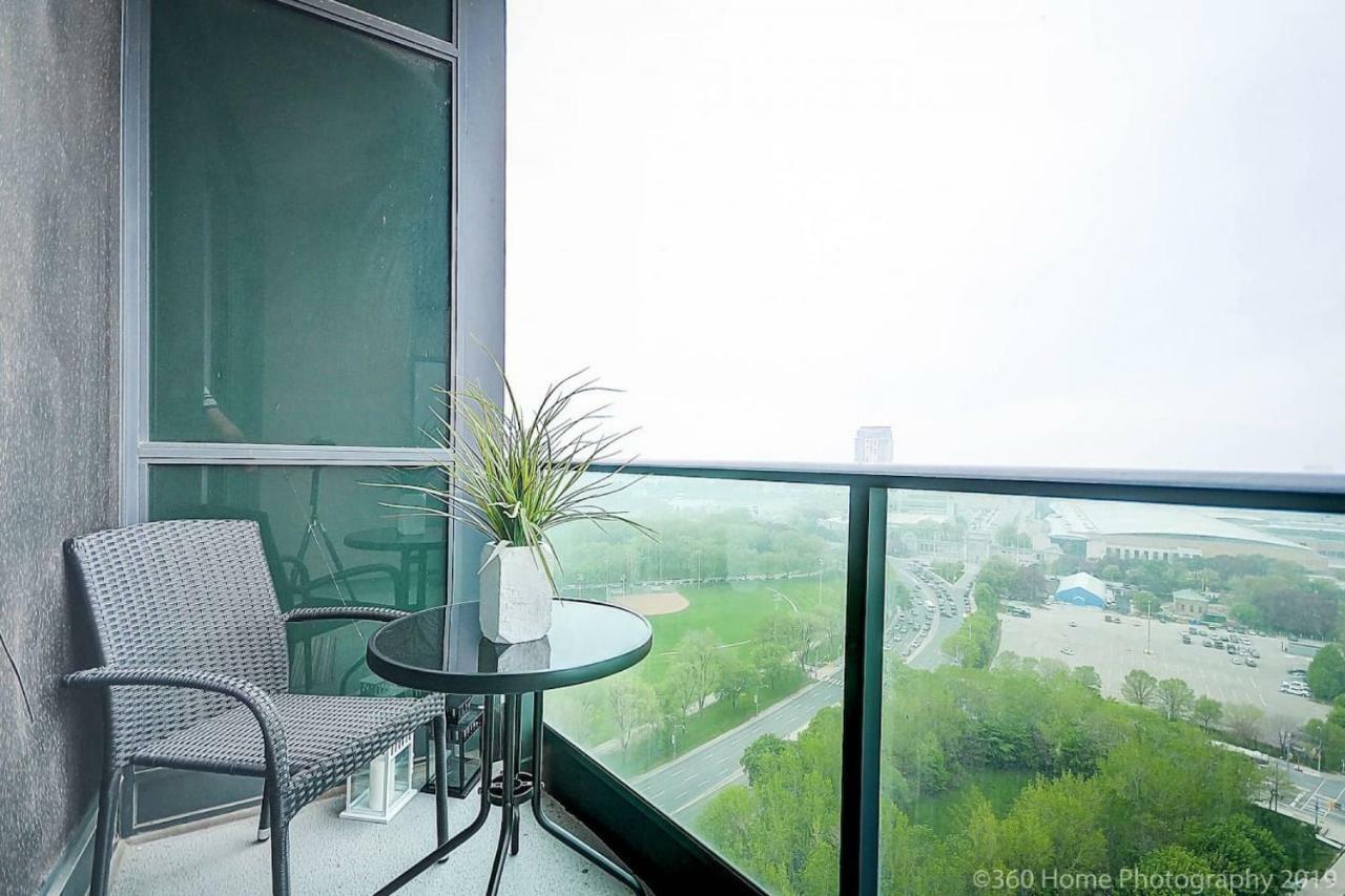 30 Off Lake View Property Heart Of Downtown Toronto Esterno foto